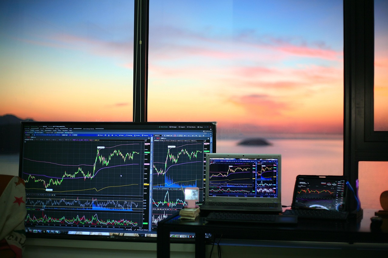 Meja trading dan layar pasar